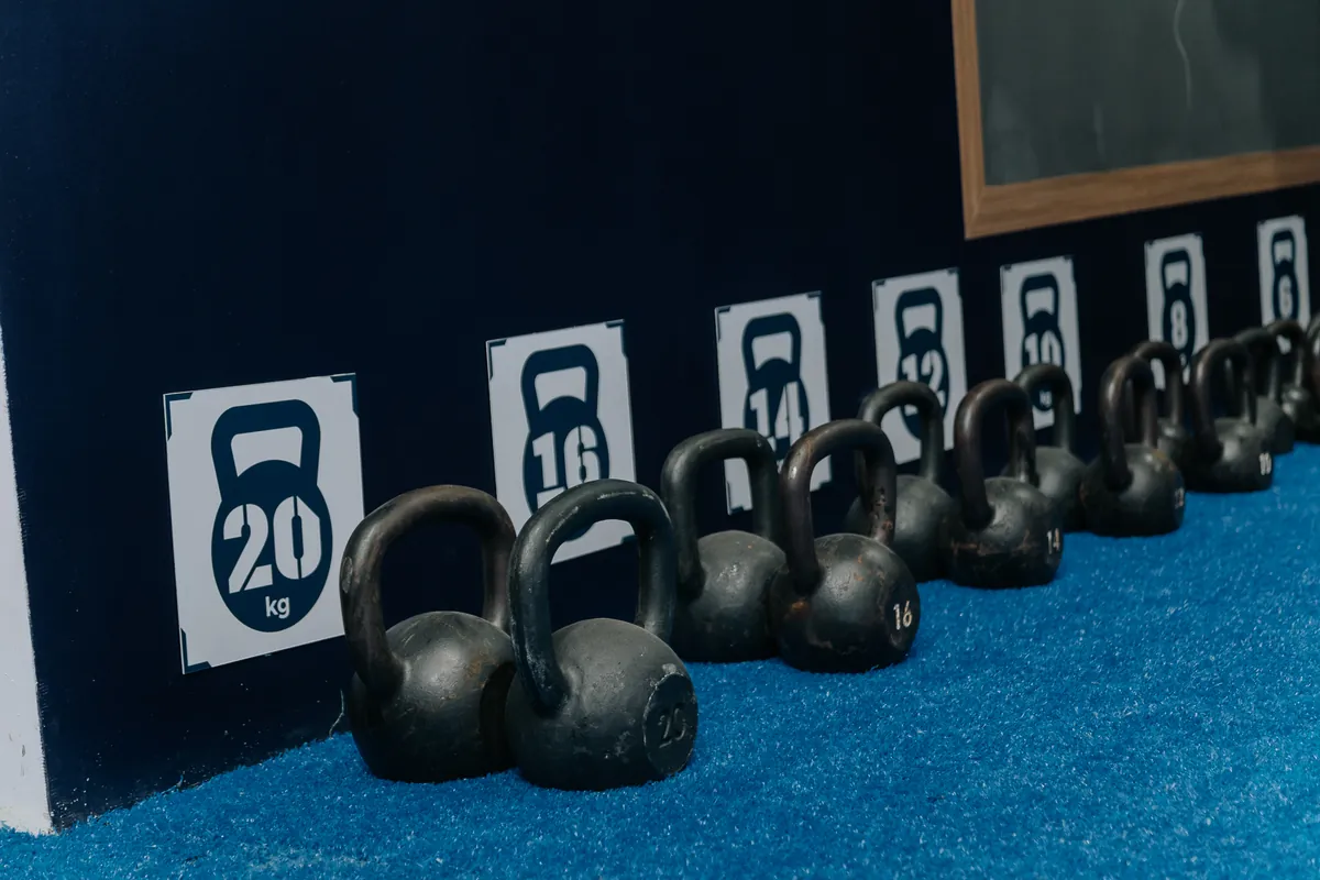 Kettlebells organizados por peso na unidade CX Bonsucesso